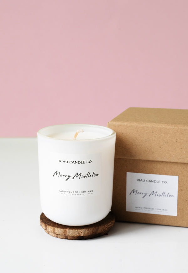 Riau Hand-Poured Soy Candle - Merry Mistletoe